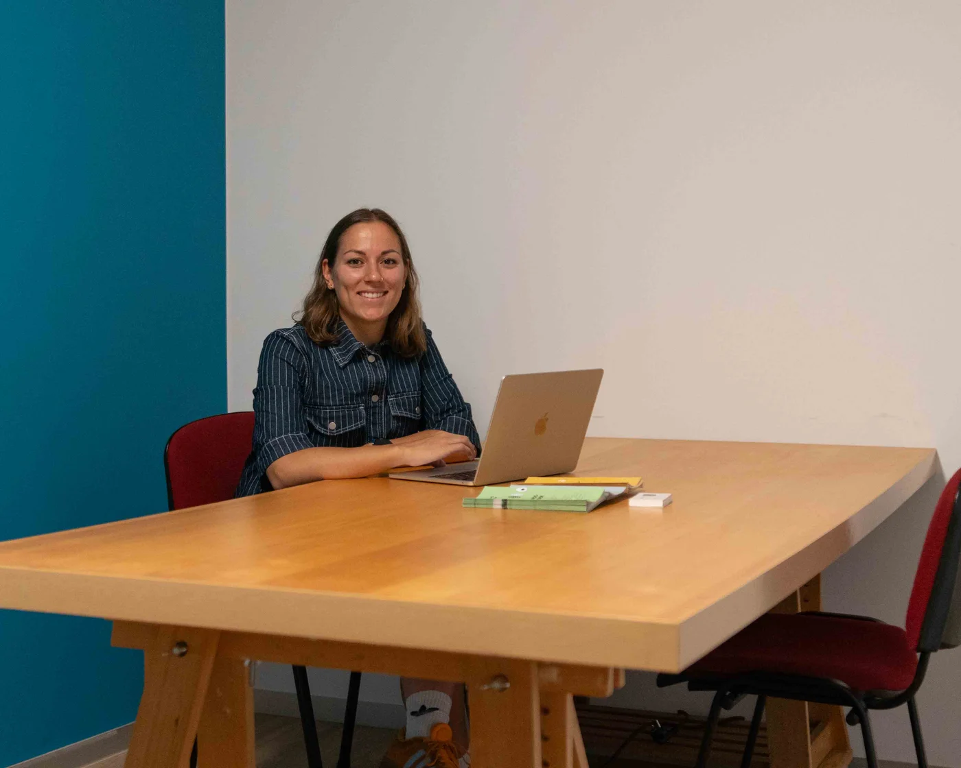 Charline Deveen aan tafel in haar consultatieruimte
