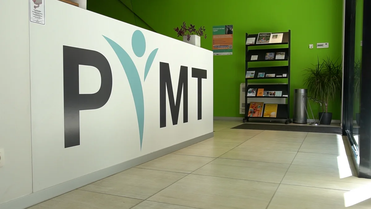 De onthaalbalie en inkomruimte van PVMT